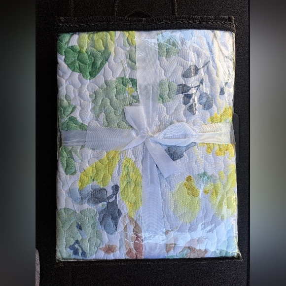 Quilt/Coverlet set. Full size. Reversible. Floral. - Picture 3 of 4